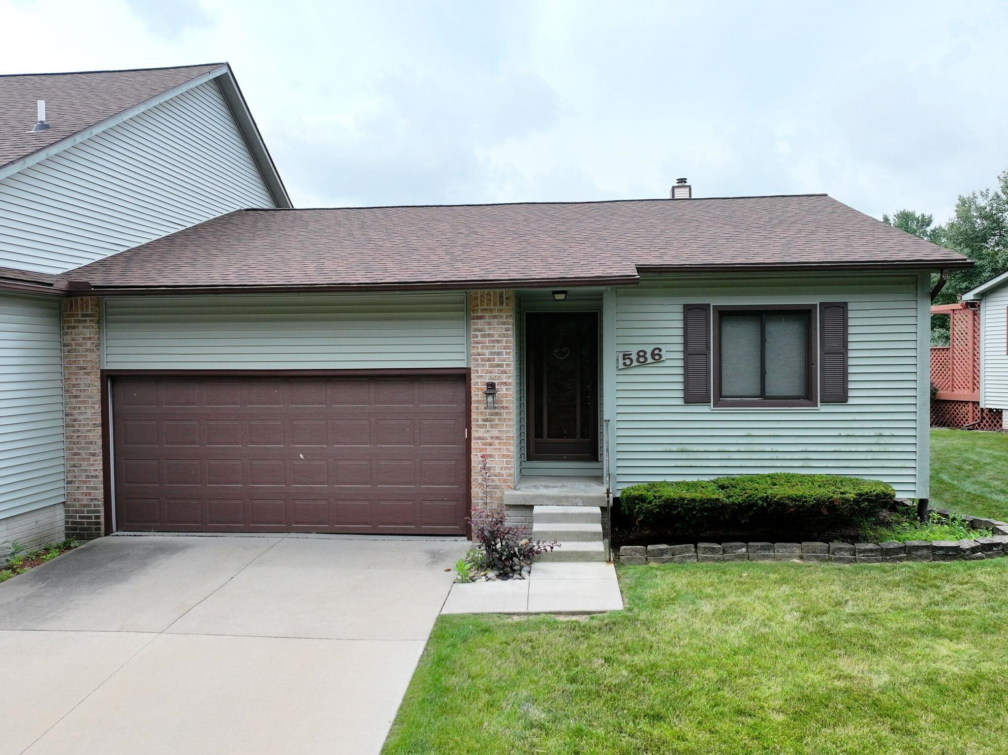 Property Photo:  586 Oakbrook Circle  MI 48433 