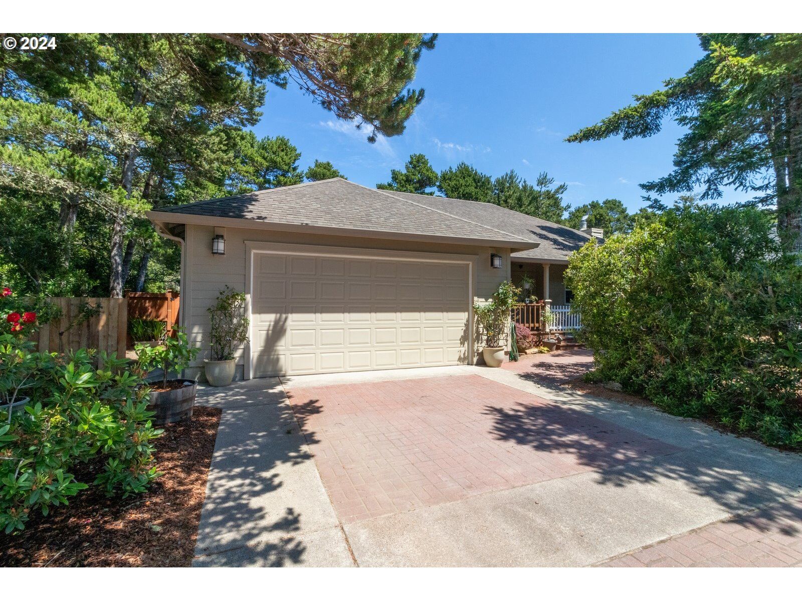 Property Photo:  4 Sea Watch Pl  OR 97439 