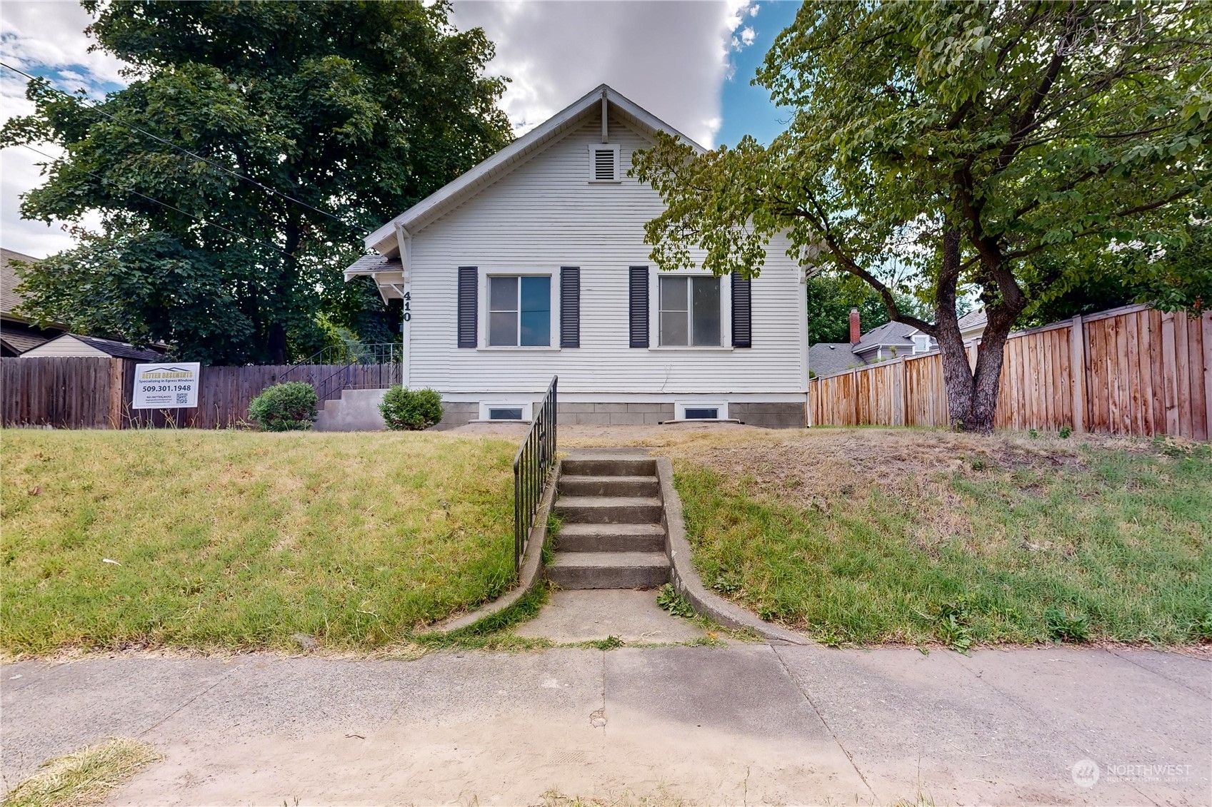 Property Photo:  410 E Oak Street  WA 99362 