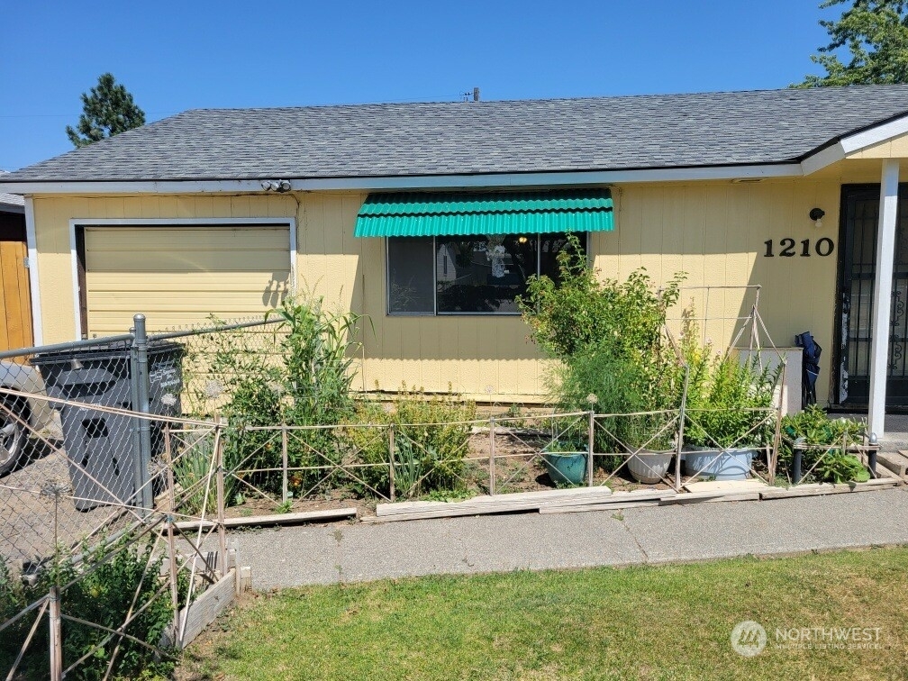 Property Photo:  1210 Lowry Street  WA 98837 