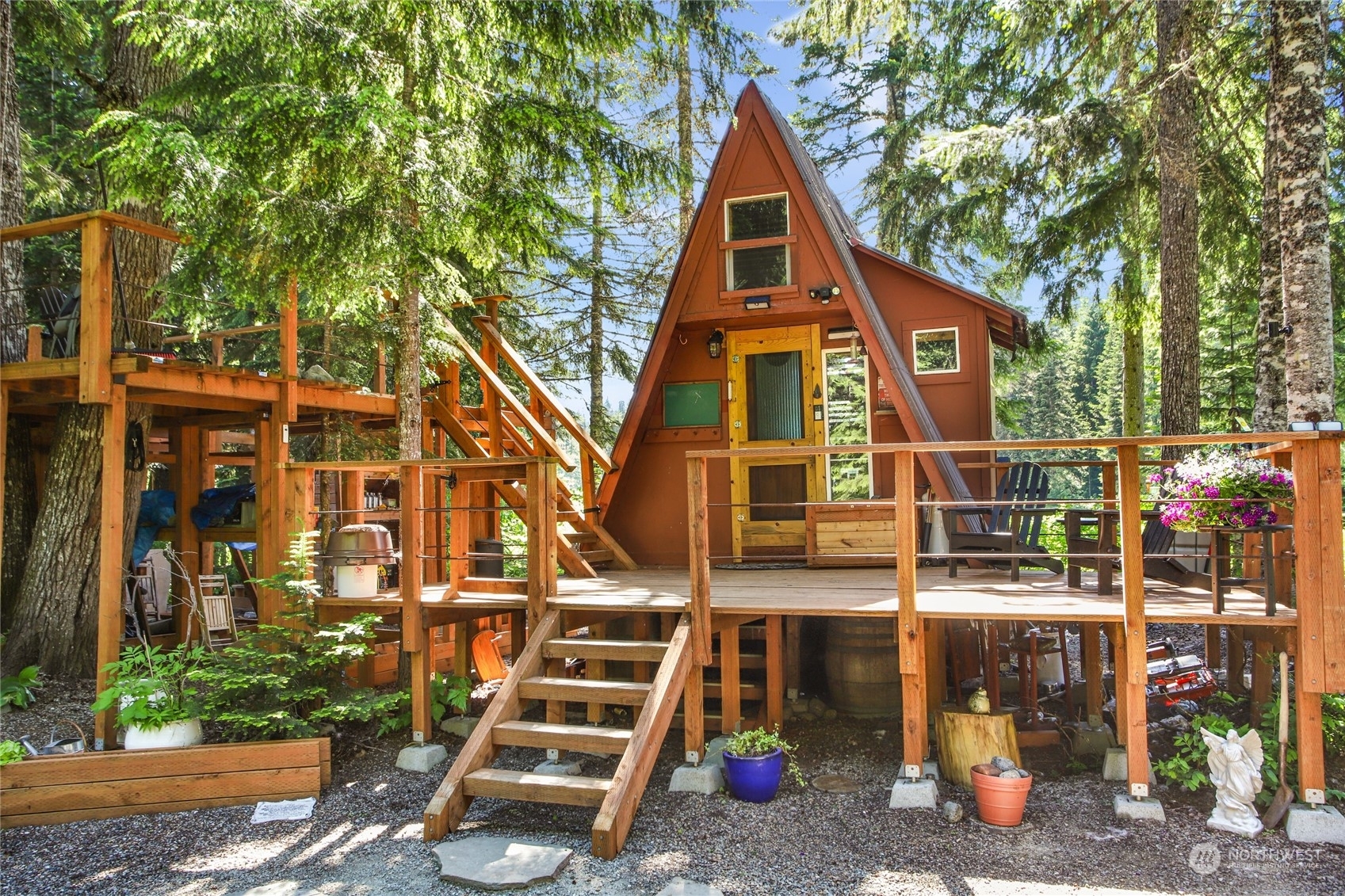 Property Photo:  183 Snowshoe Lane  WA 98068 