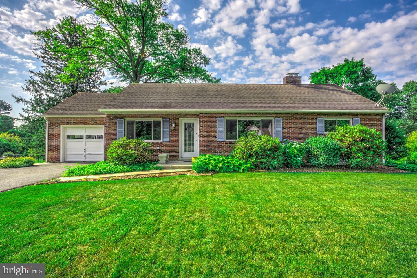 Property Photo:  126 W Roseville Road  PA 17601 