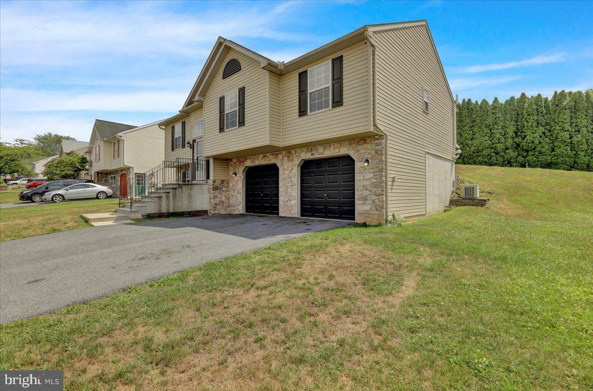 Property Photo:  319 Winding Way  PA 19567 