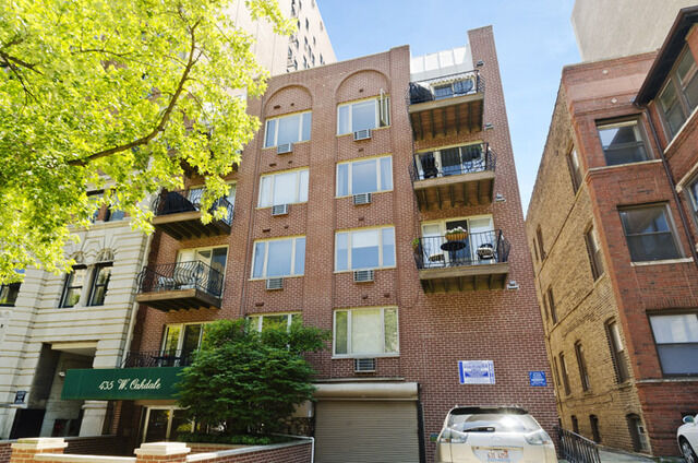 Property Photo: 435 W Oakdale Avenue 4F IL 60657