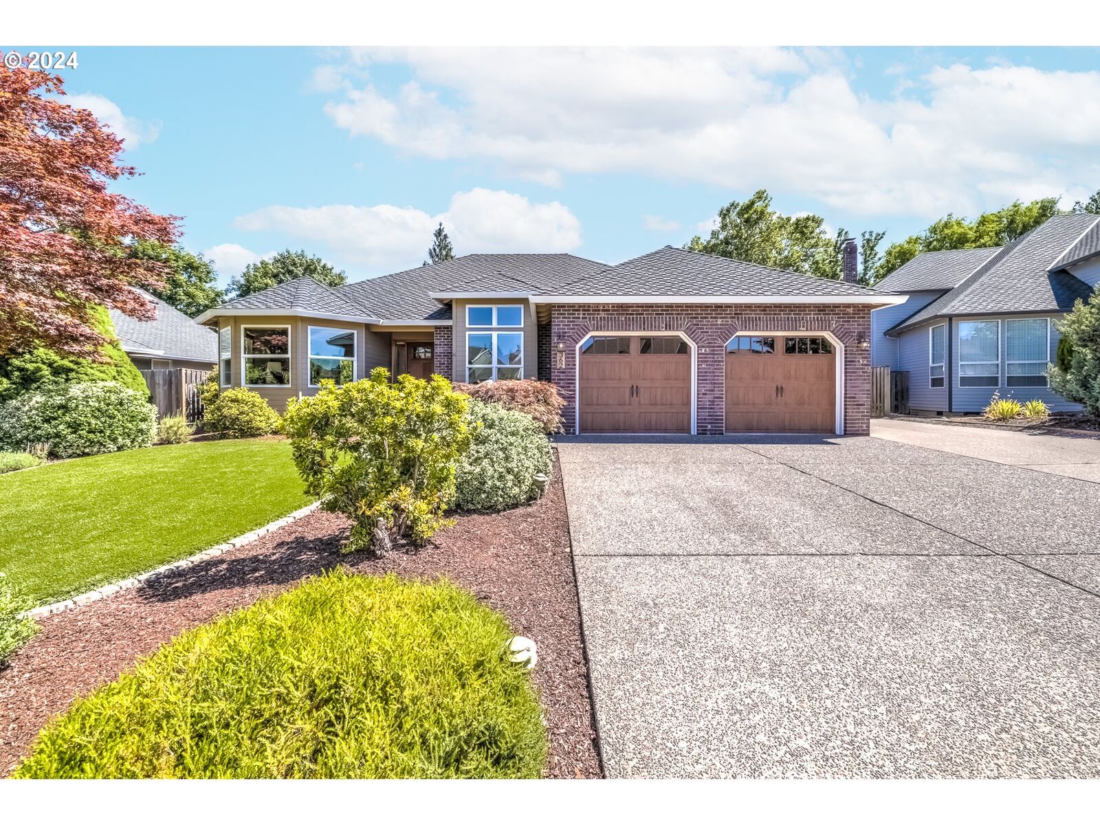 Property Photo:  362 NE 15th Ct  OR 97124 