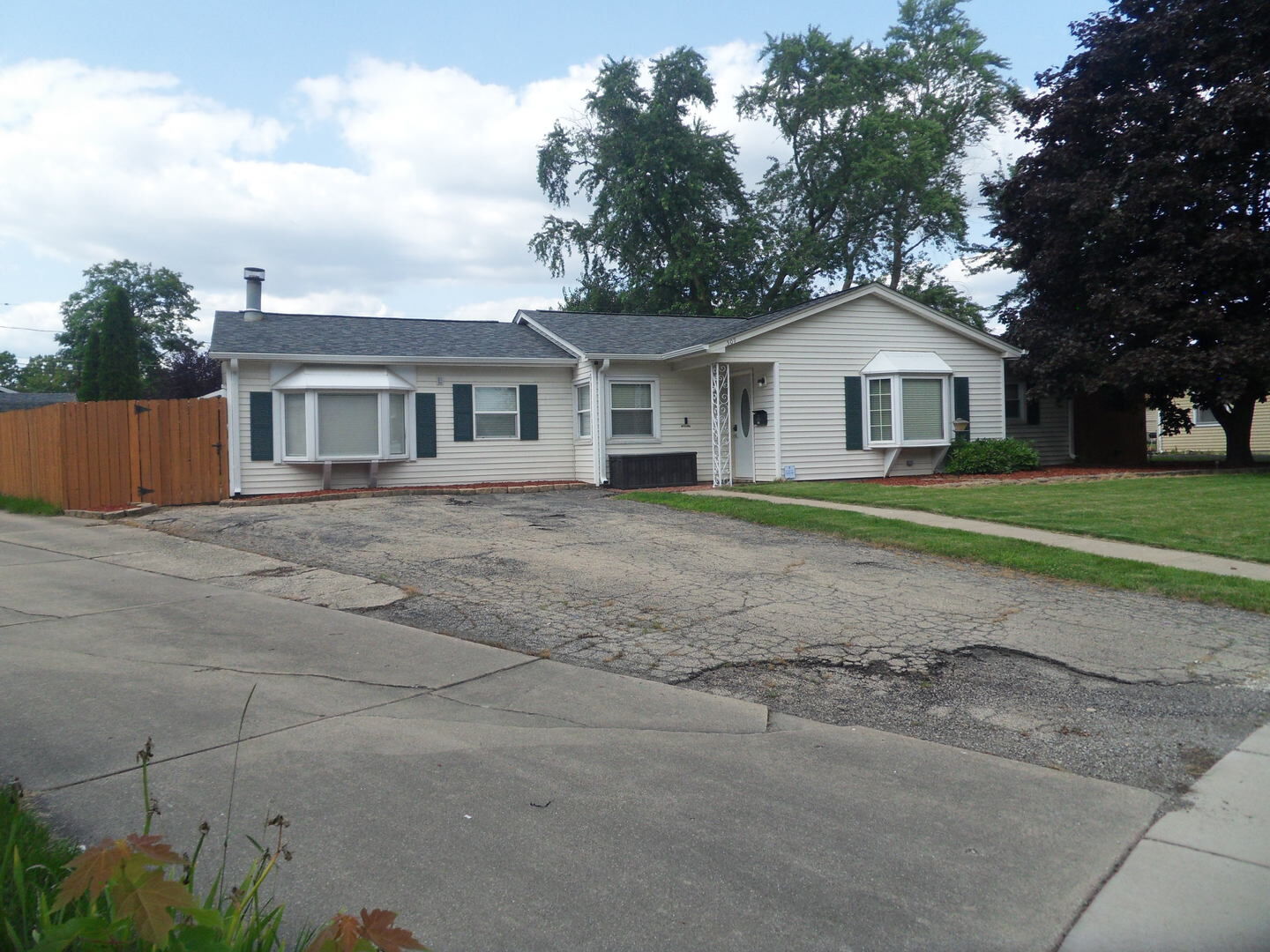 Property Photo: 307 N Arrowhead Street IL 60542