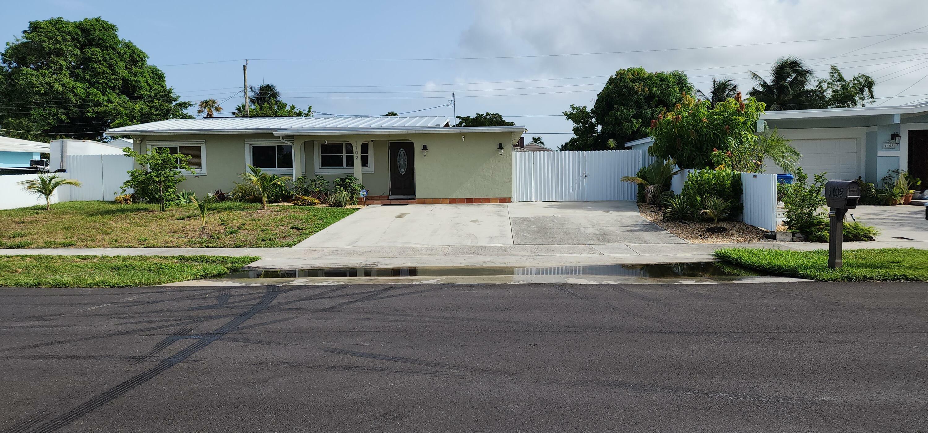 Property Photo:  1102 W Perry Street  FL 33462 