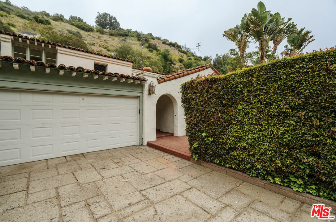 Property Photo:  1518  N Beverly Dr  CA 90210 