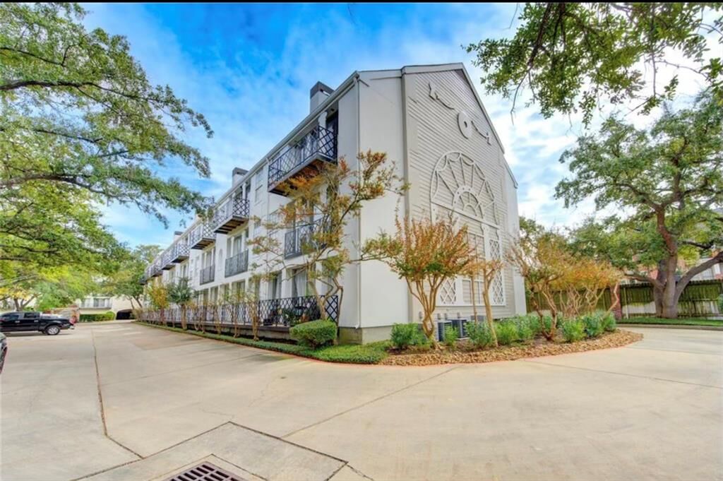Property Photo: 2333 Bering Drive 124 TX 77057