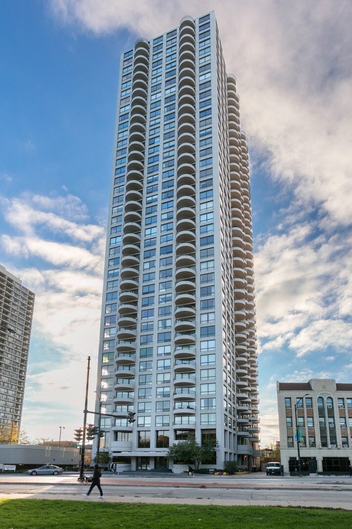 Property Photo: 2020 N Lincoln Park West 32L IL 60614