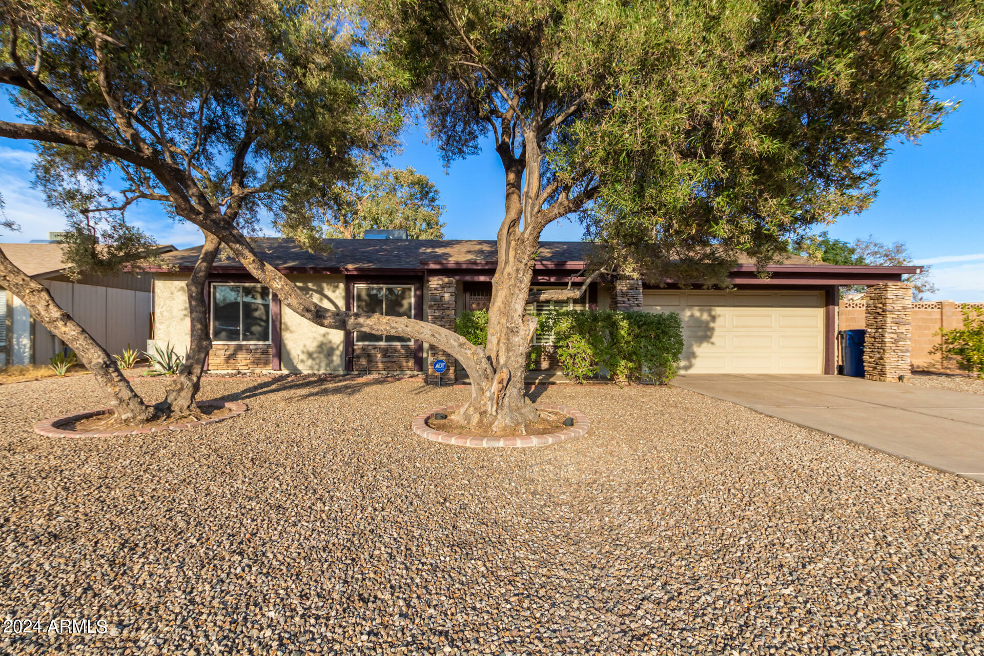 Property Photo:  5749 S Farmer Avenue  AZ 85283 