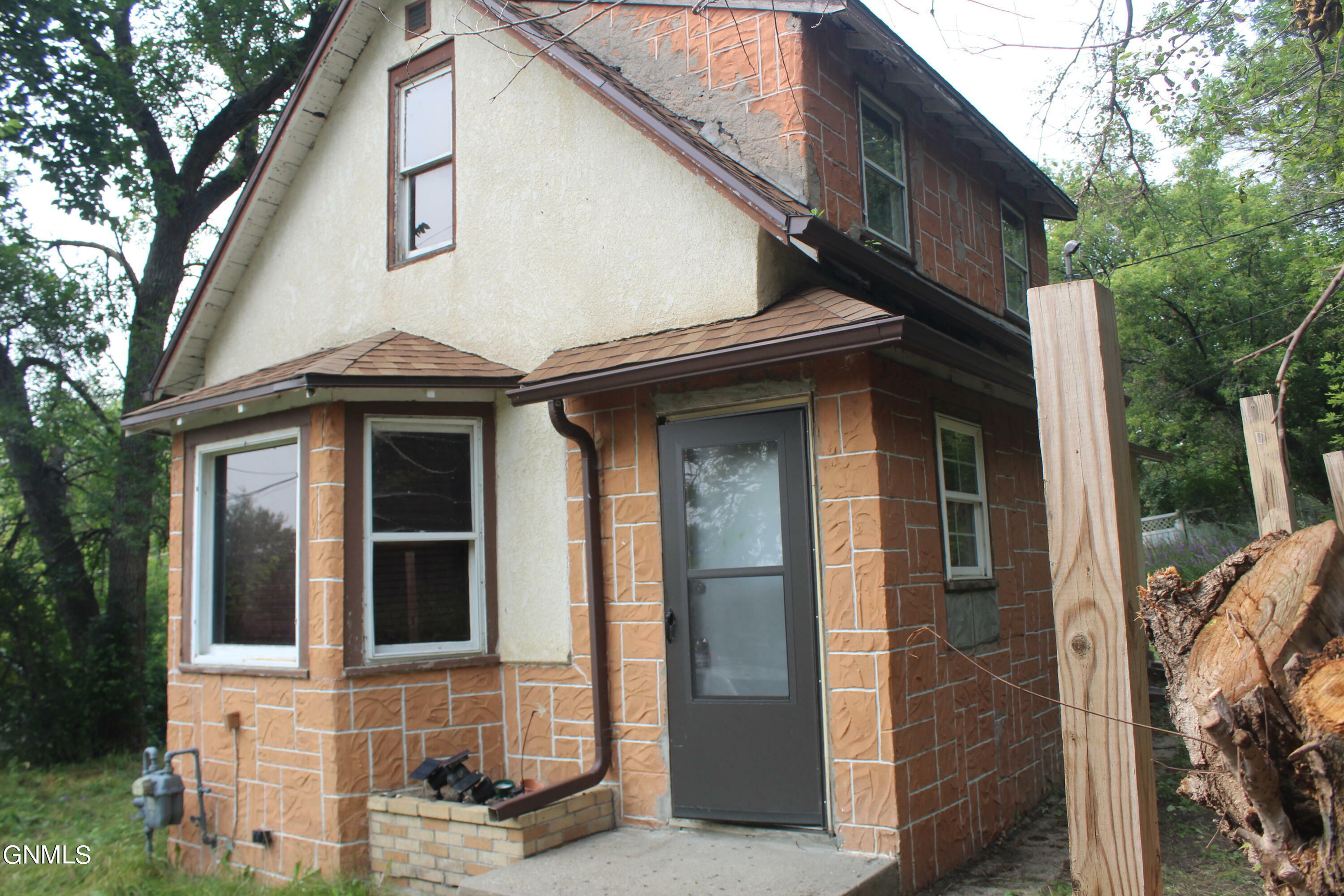 Property Photo:  311 8th Street NE  ND 58401 