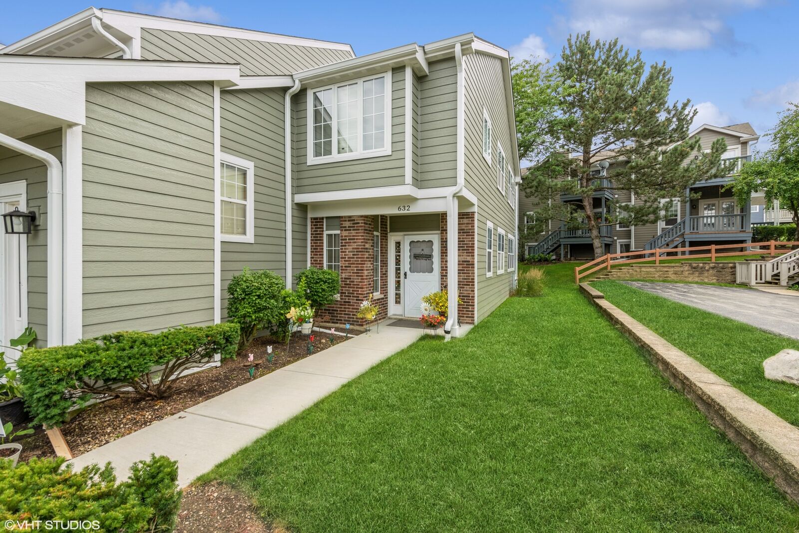 Property Photo: 632 W Parkside Drive 632 IL 60067