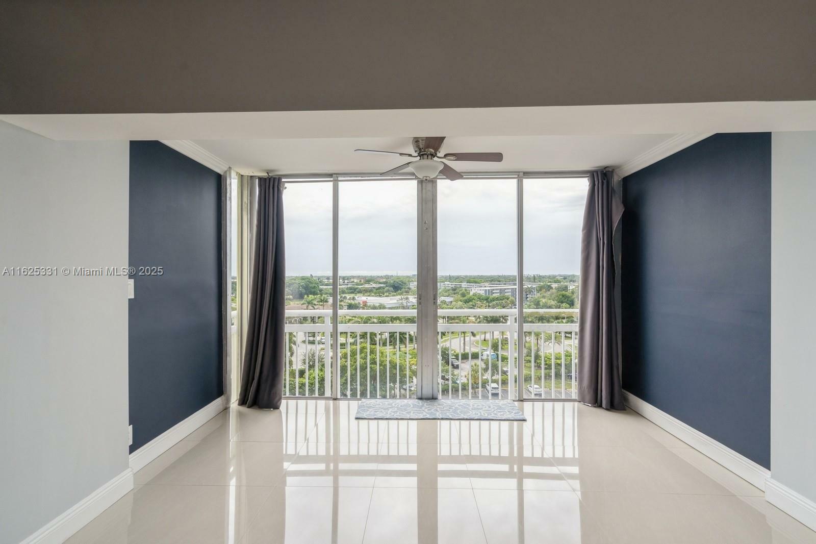 Property Photo: 4400 Hillcrest Dr 916B FL 33021