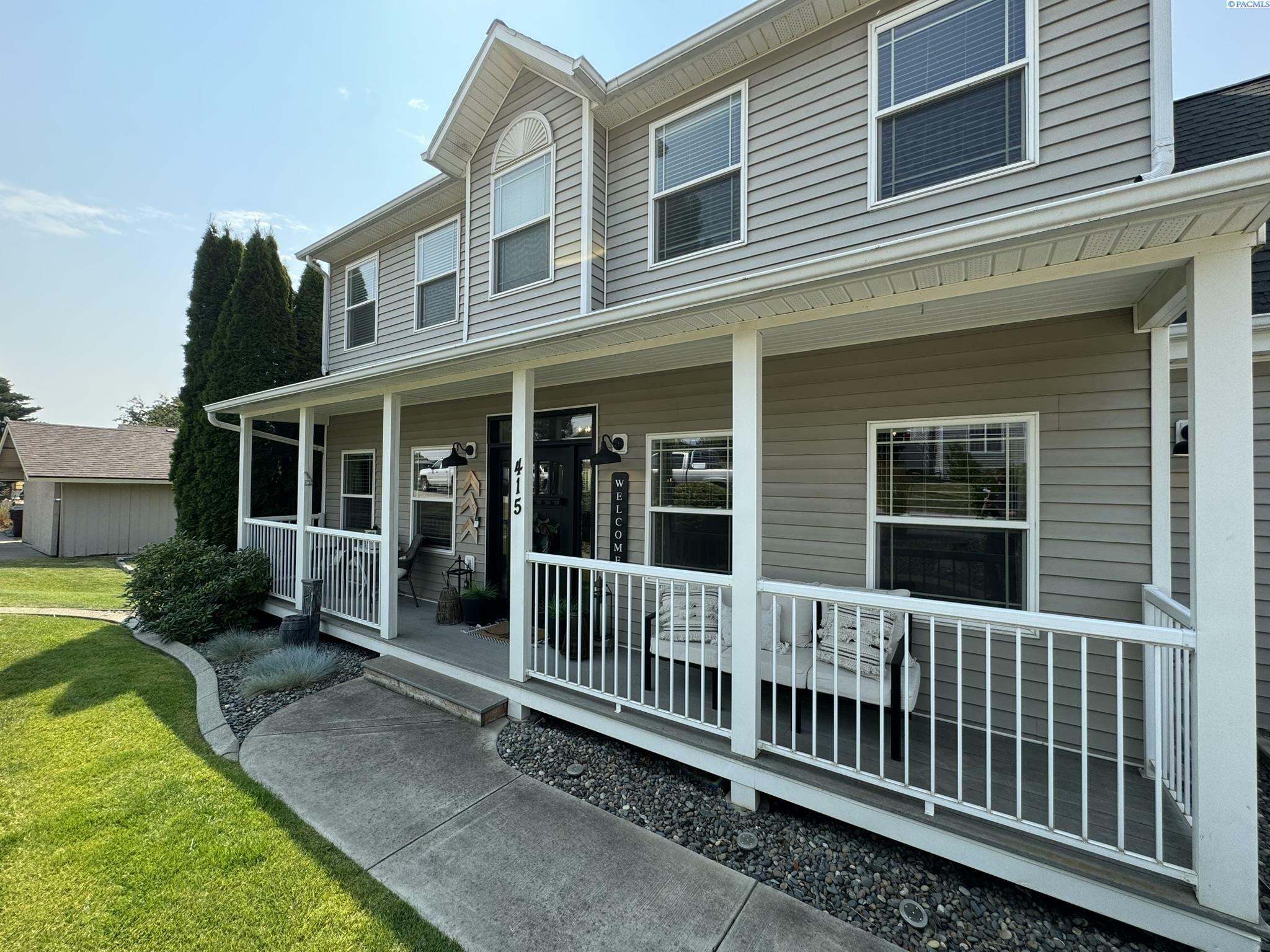 Property Photo:  415 NW Thomas St  WA 99163 