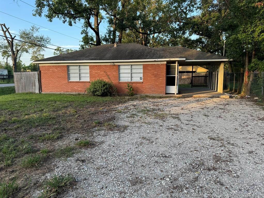 Property Photo: 534 W Brentwood Street TX 77530