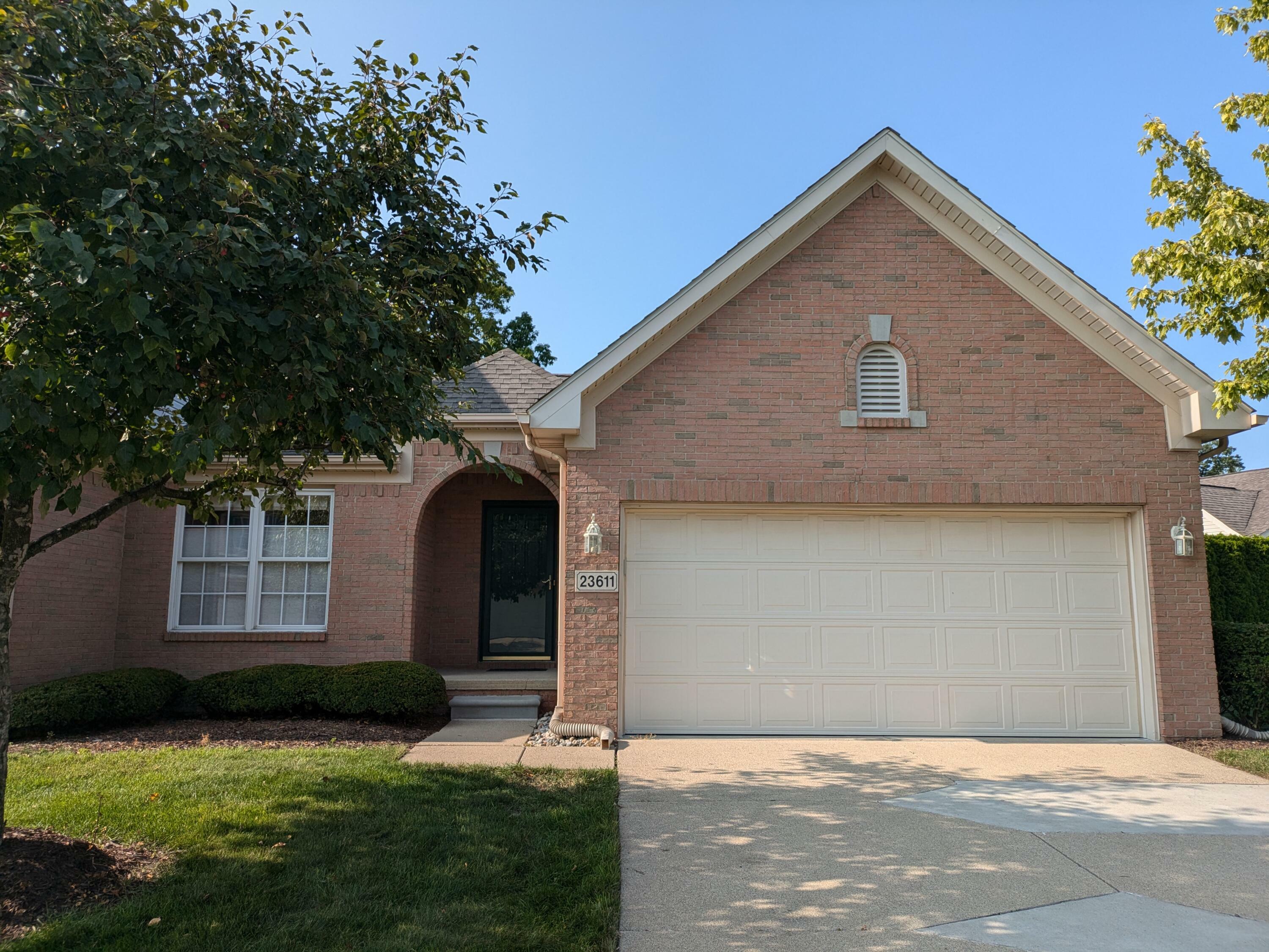 Property Photo:  23611 W Lake Circle  MI 48183 