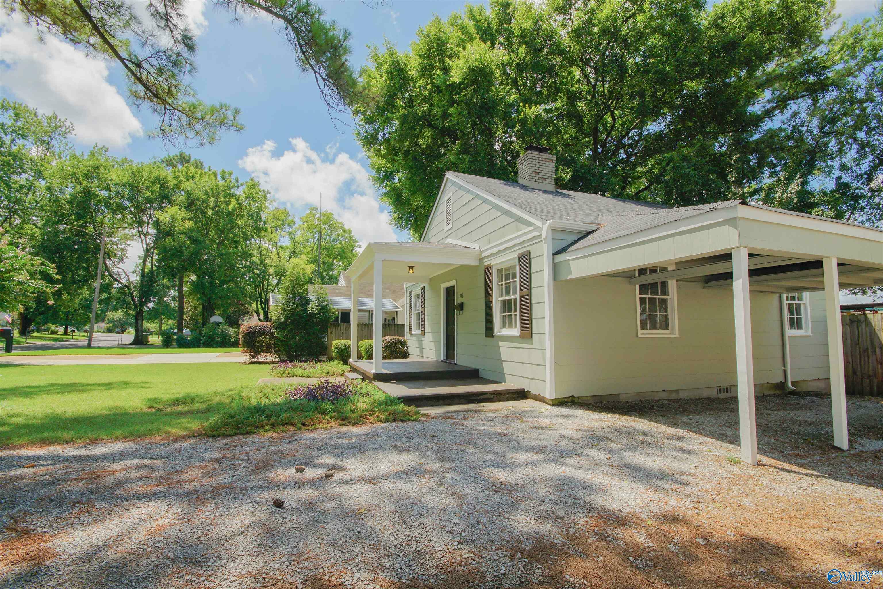 Property Photo:  1916 Vanderbilt Circle  AL 35801 