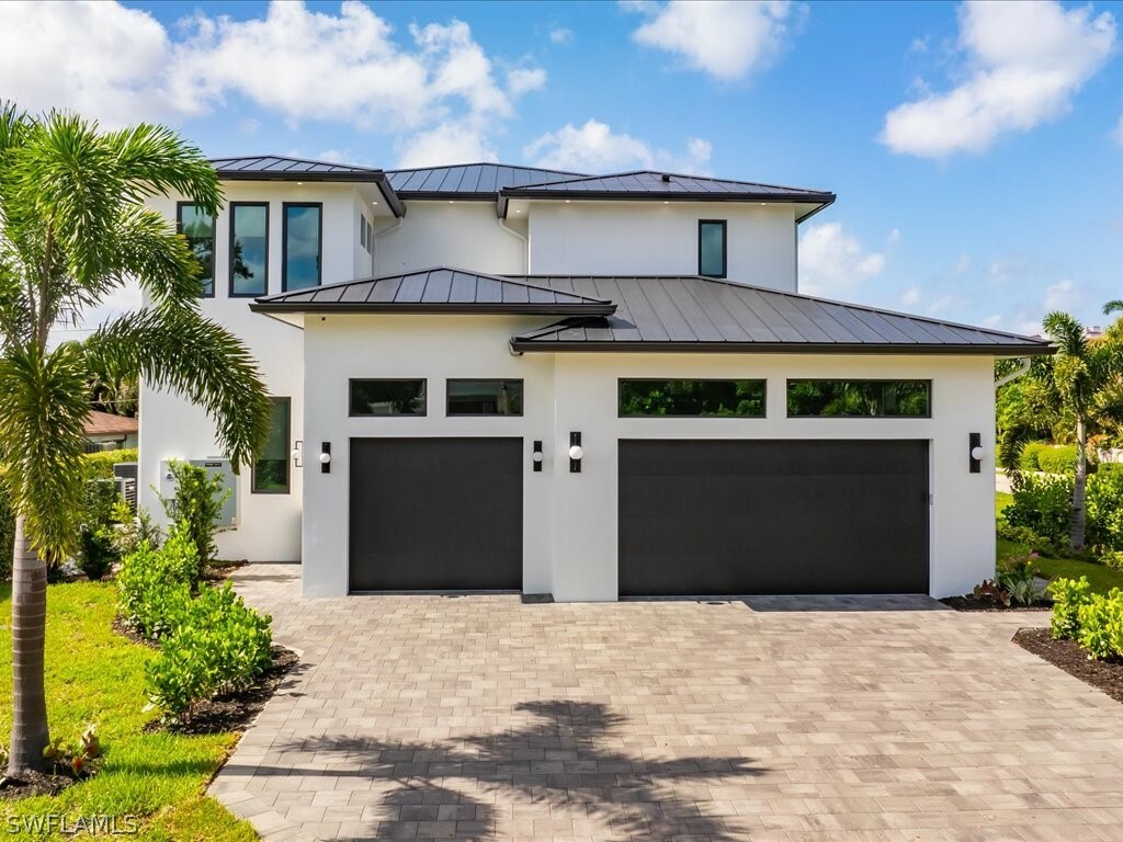 Property Photo:  9560 Vanderbilt Drive  FL 34108 