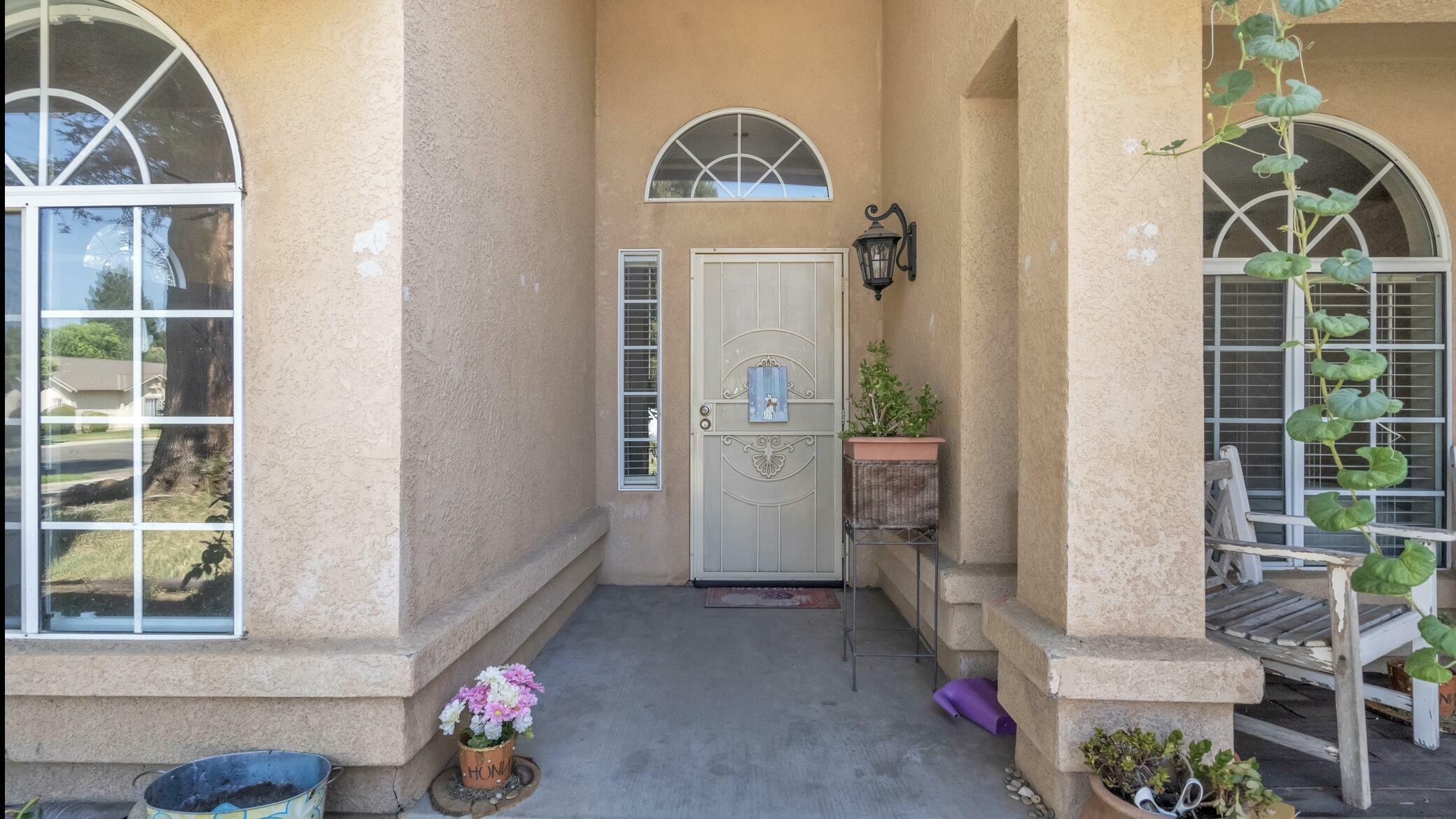 Property Photo:  1104 N Palm Street  CA 93292 