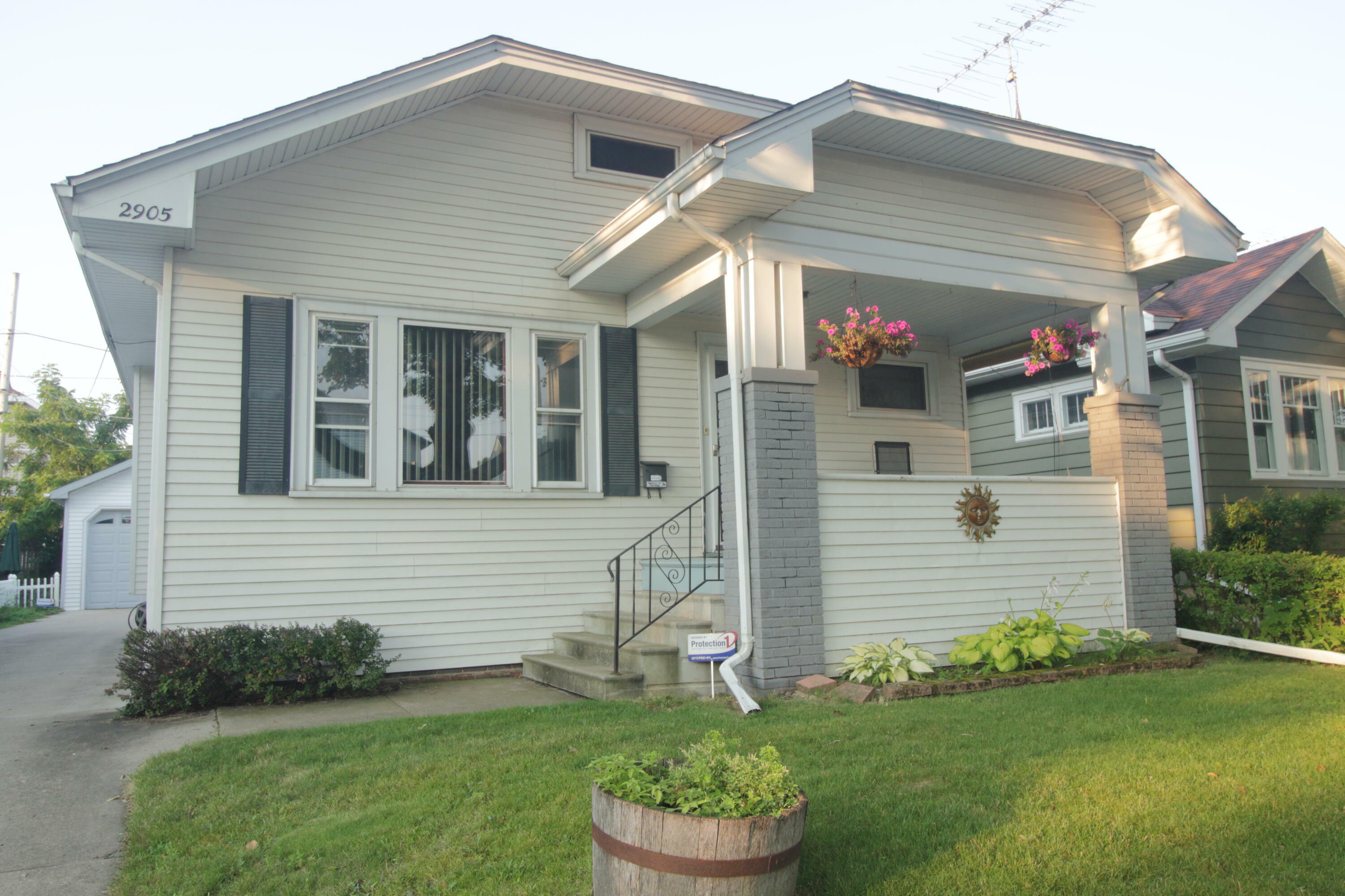 Property Photo:  2905 Arlington Ave  WI 53403 