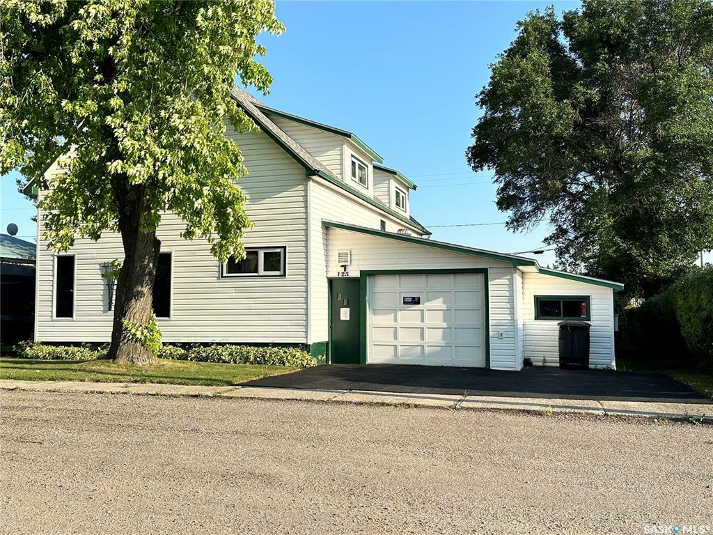 Property Photo:  123 Howard Street  SK S0K 1H0 