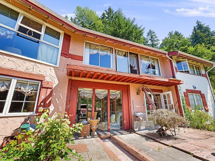 35 Lions Bay Avenue — photo 1