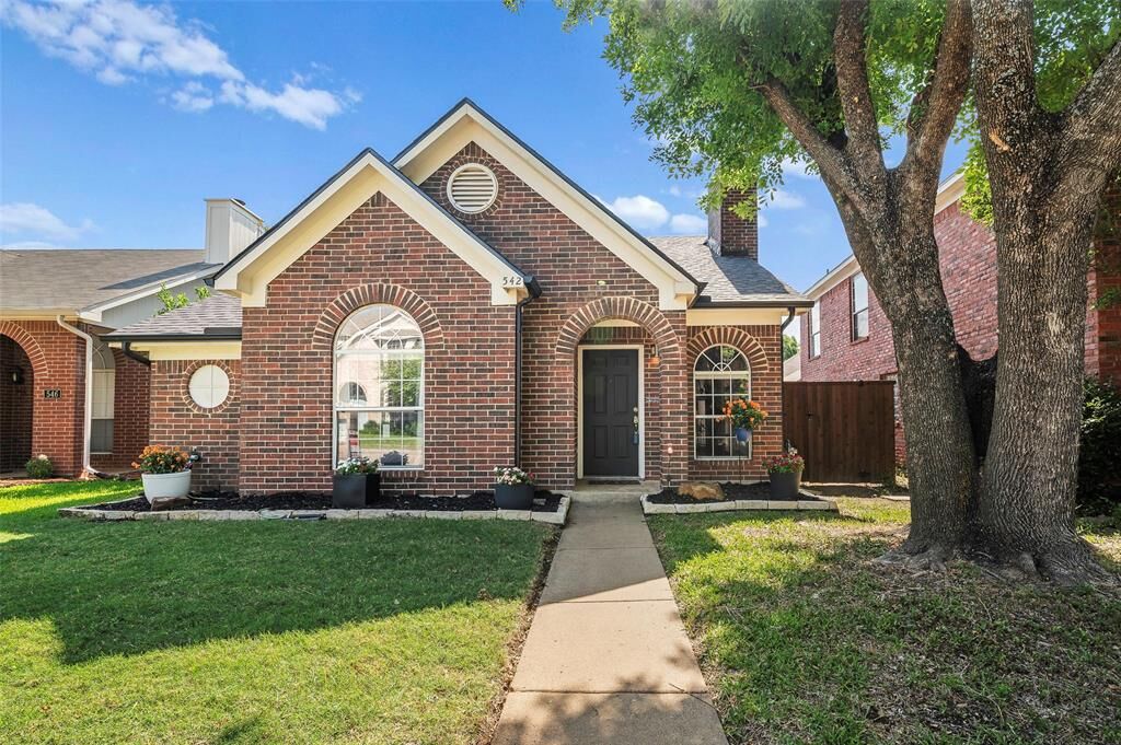 Property Photo:  542 Raintree Circle  TX 75019 