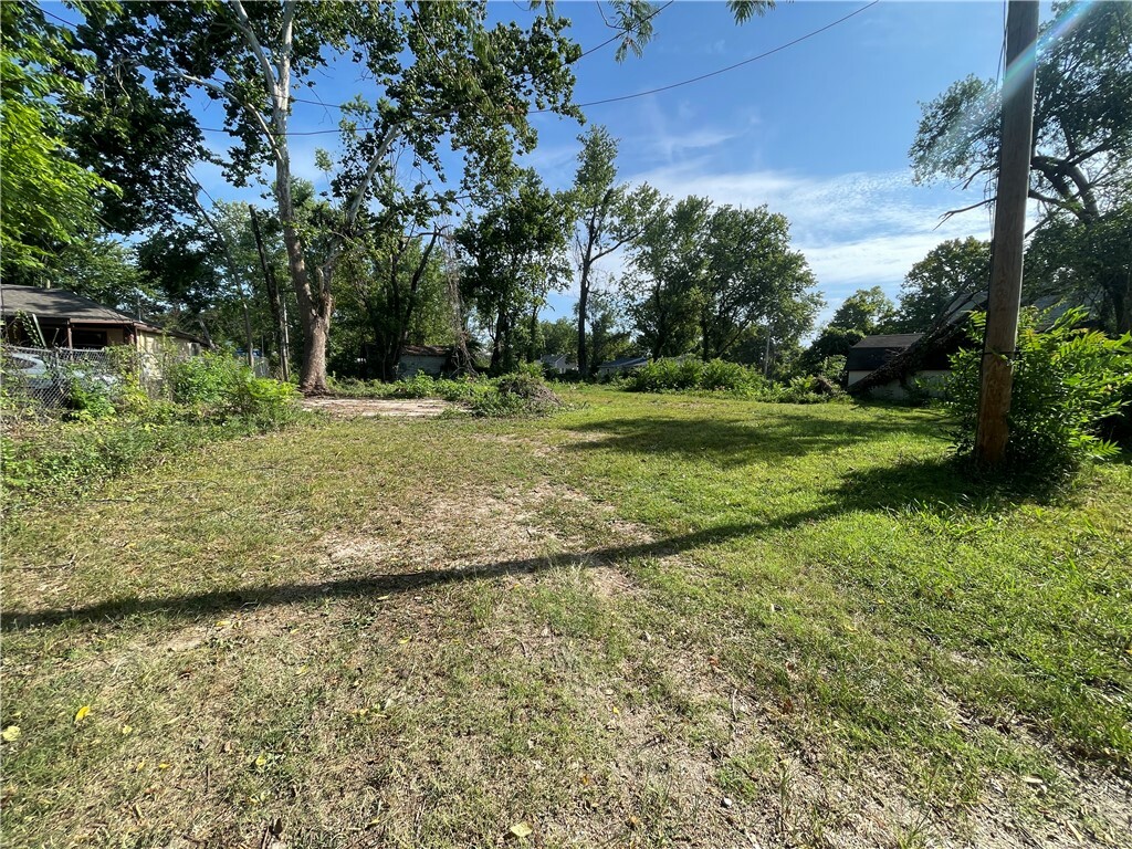 Property Photo:  303 E Easy Street  AR 72756 