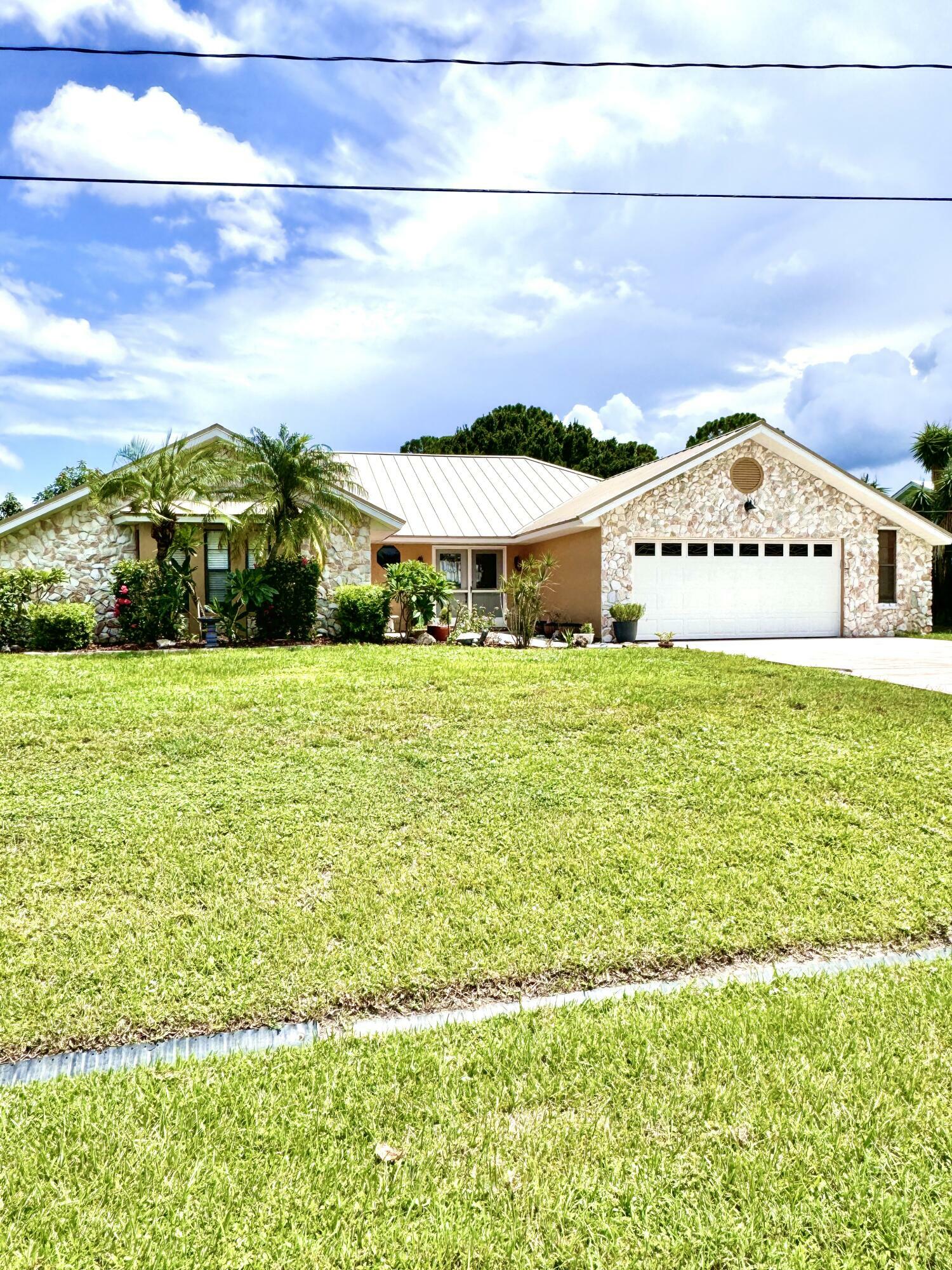 Property Photo:  510 SE Cliff Road  FL 34984 