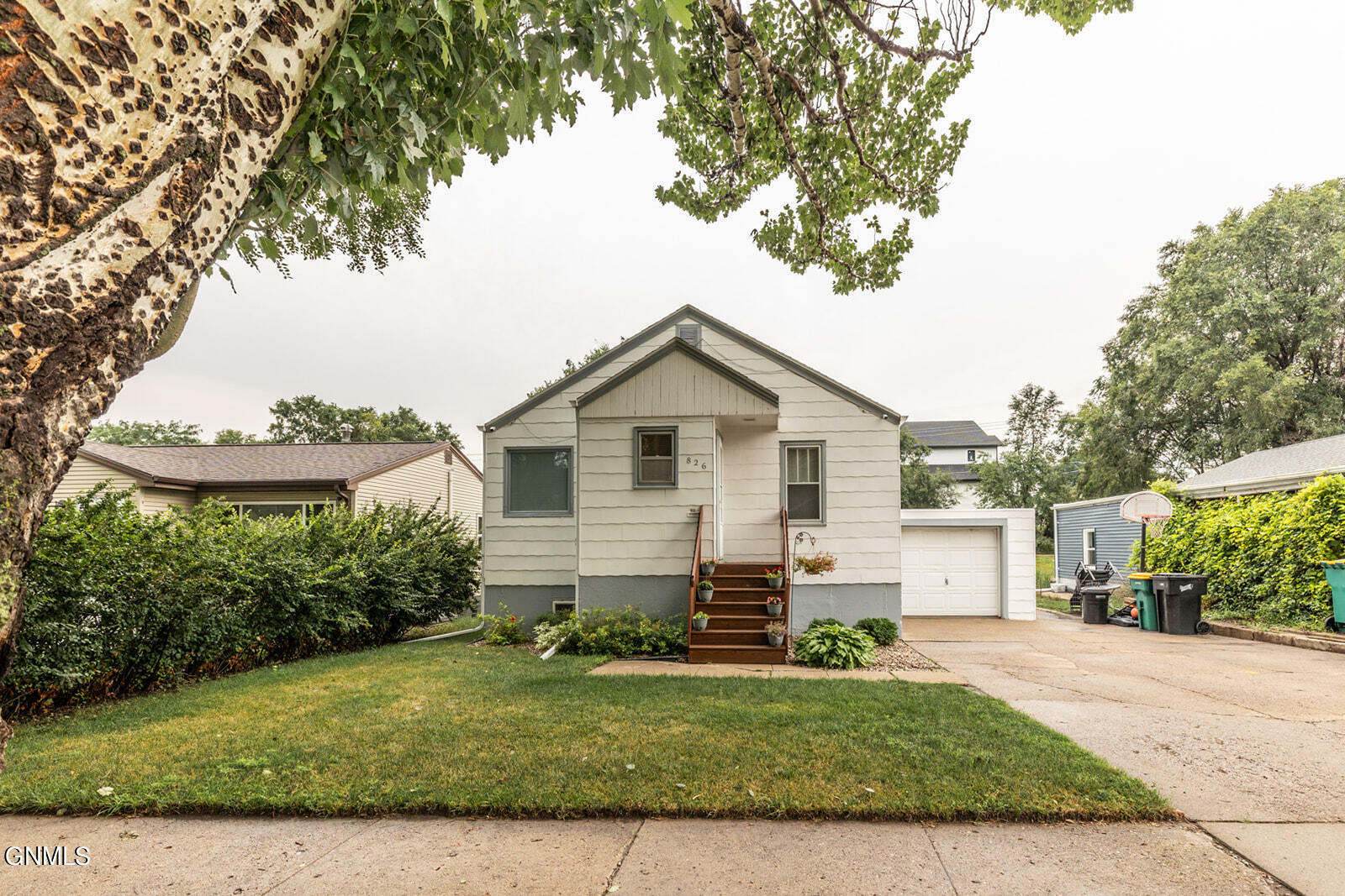 Property Photo:  826 15th Street  ND 58501 