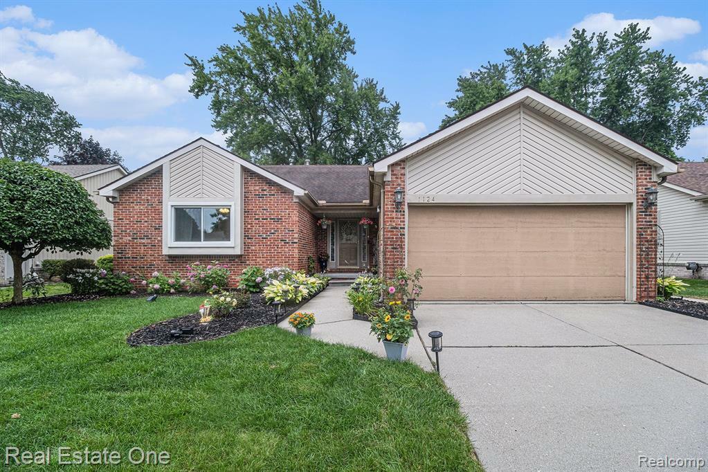 Property Photo:  1124 Baker Court  MI 48083 5448 