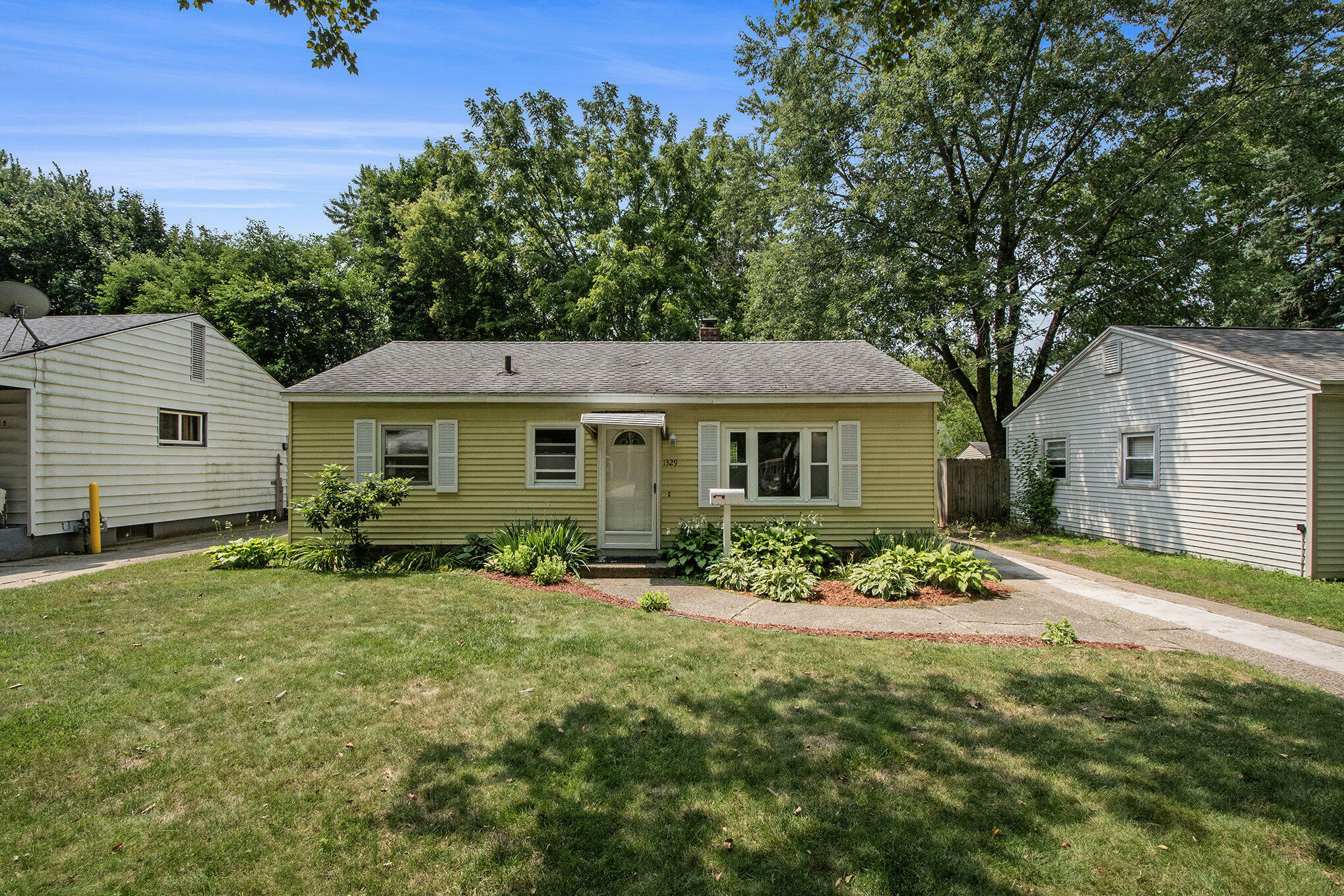 Property Photo:  1329 Eastern Place NE  MI 49505 