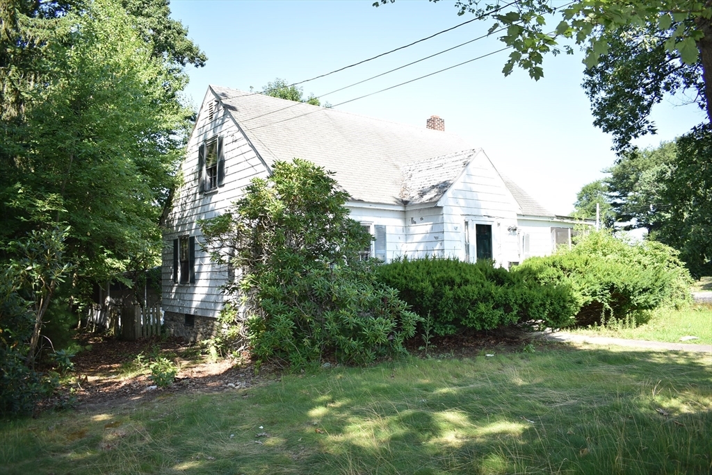 Property Photo:  28 Thompson Rd  MA 01570 