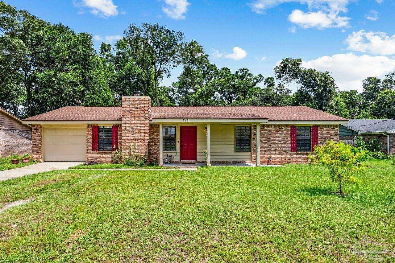 Property Photo:  942 Candlestick Ct  FL 32514 