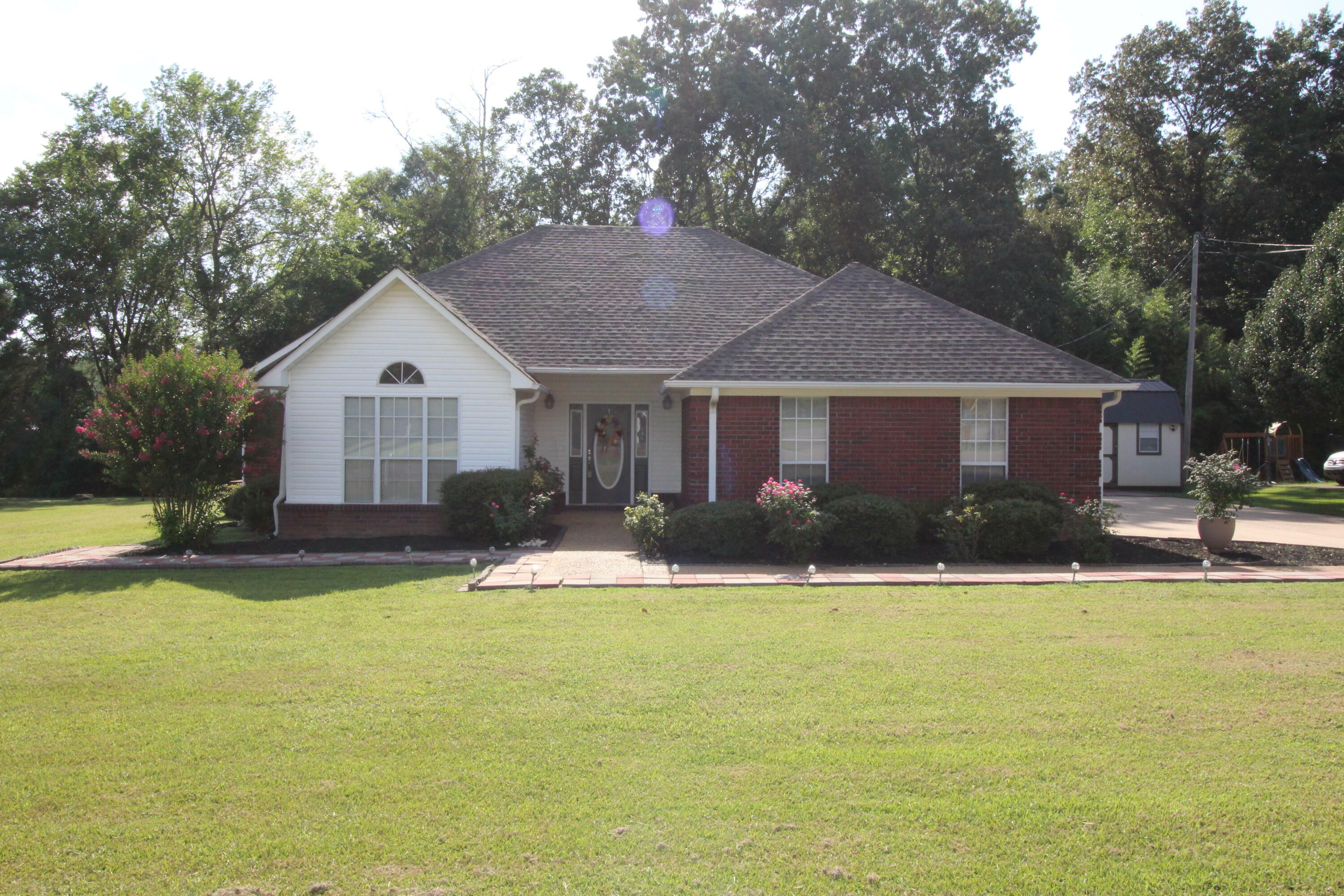 Property Photo:  100 Oakleigh Dr.  MS 38829 