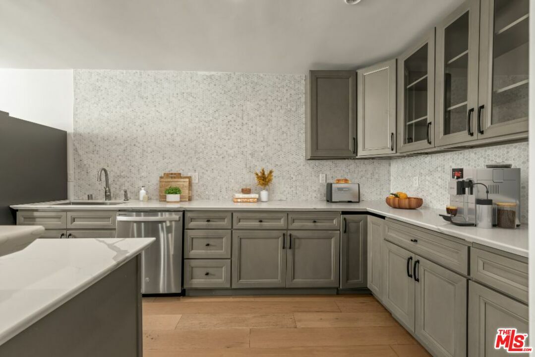 Property Photo:  530  S Barrington Ave 102  CA 90049 