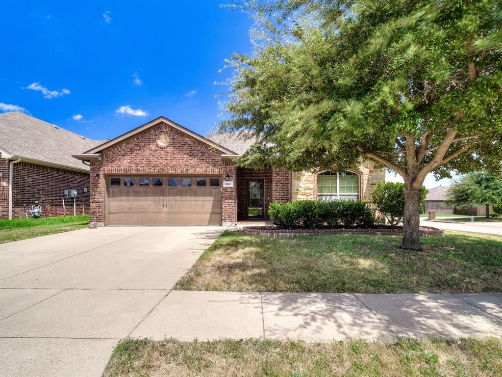 Property Photo: 5001 Prestwick TX 76001