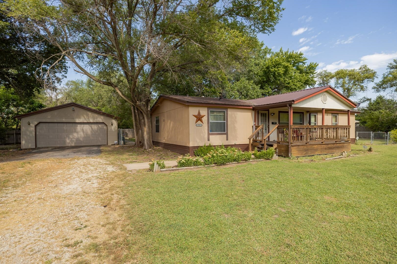 Property Photo: 9735 S Laura Ave KS 67060
