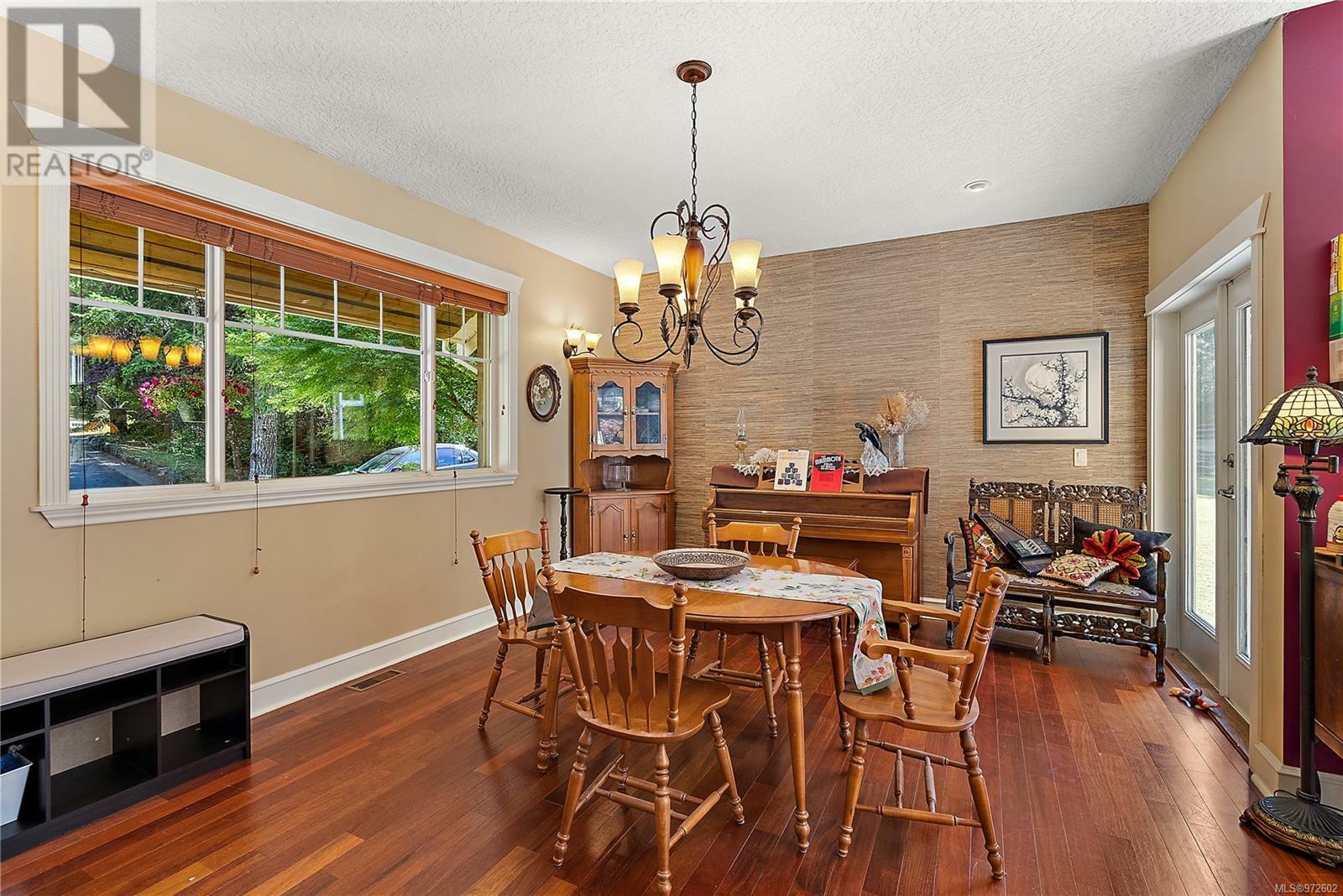 Property Photo:  625 Southwood Drive  BC V9B 6R9 