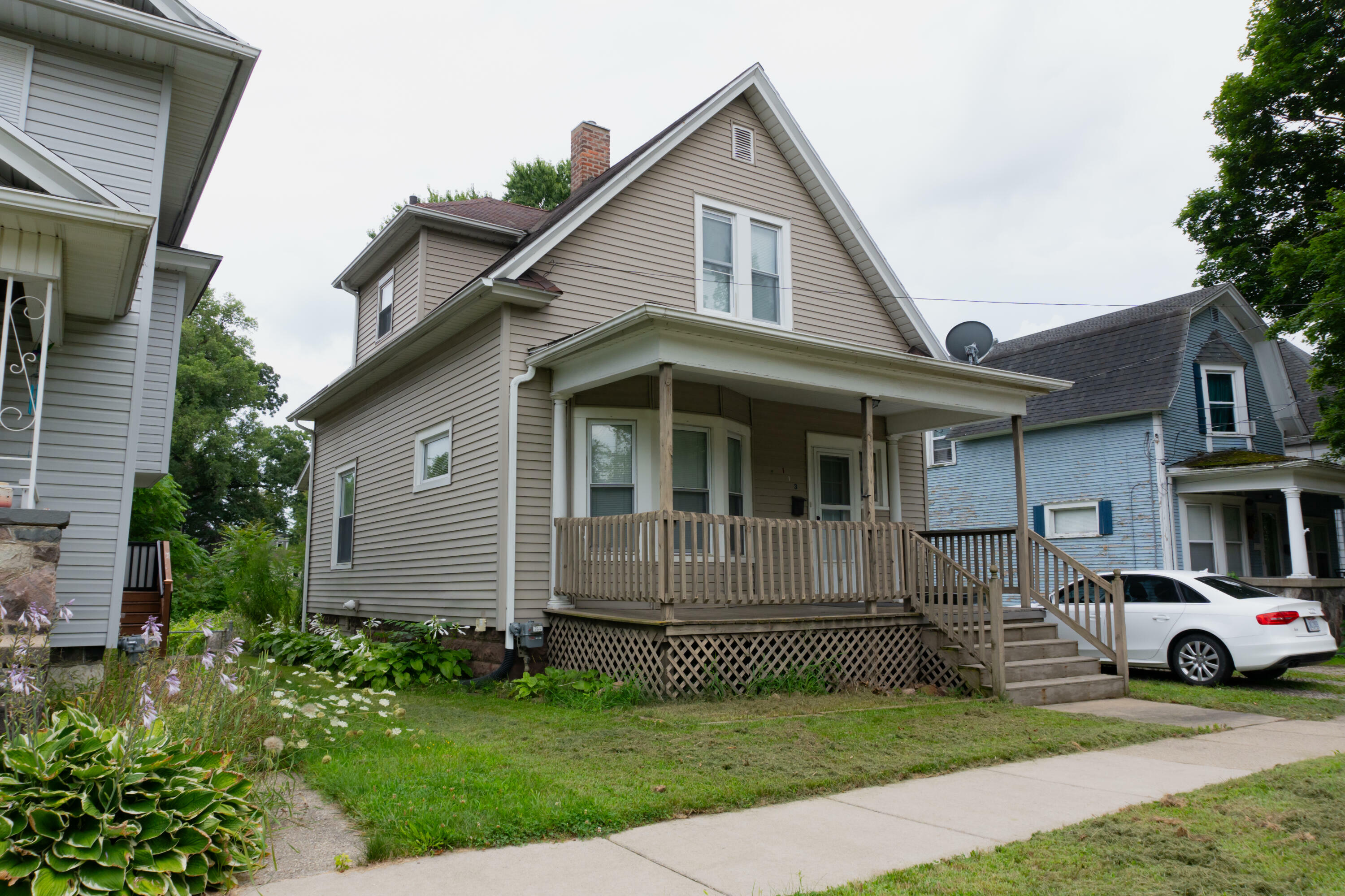 Property Photo:  113 Edgewood Street  MI 49201 