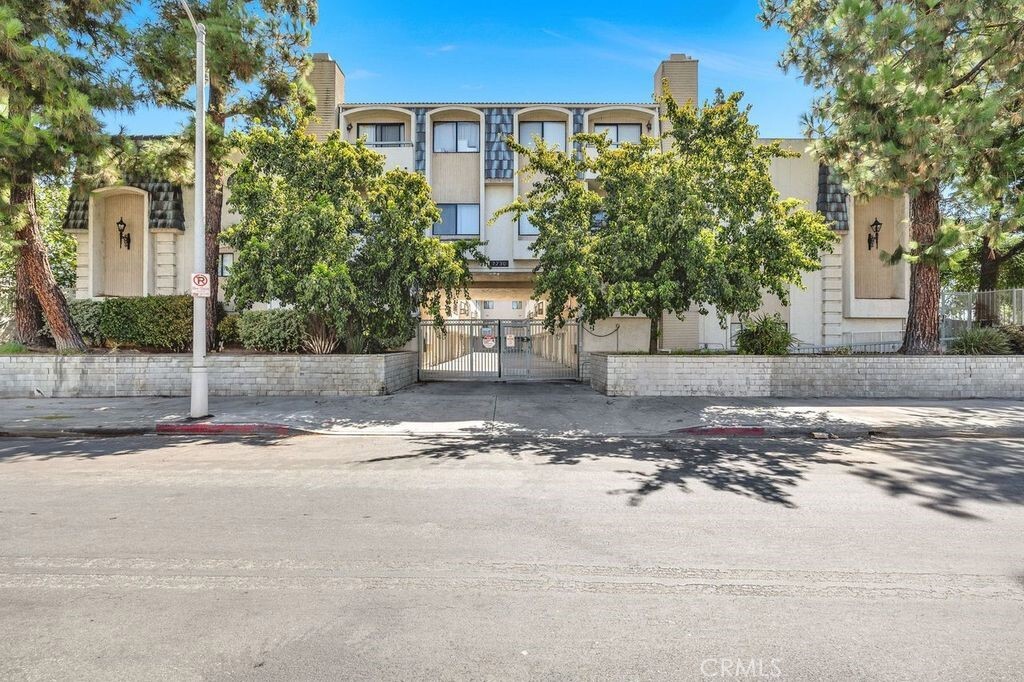 Property Photo: 7230 Kelvin Avenue 15 CA 91306
