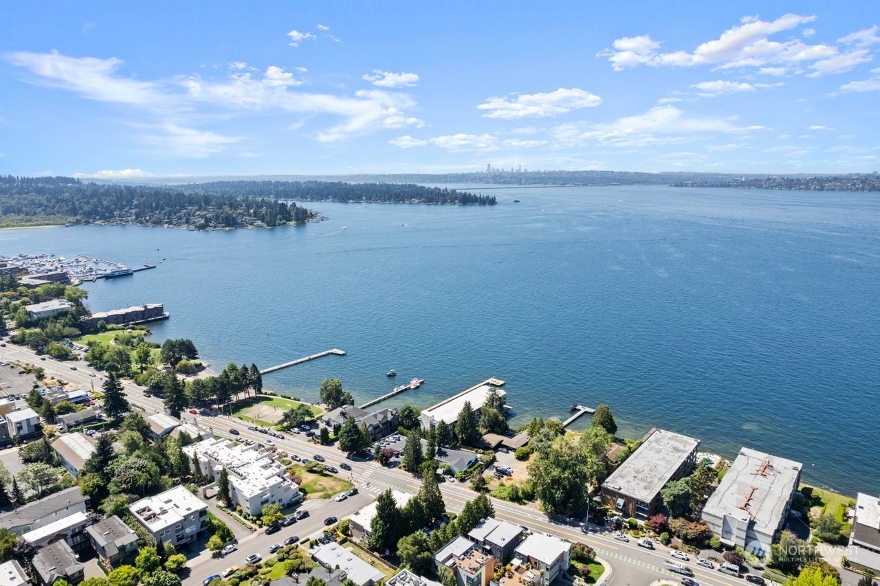 Property Photo:  6211 Lake Washington Boulevard NE  WA 98033 