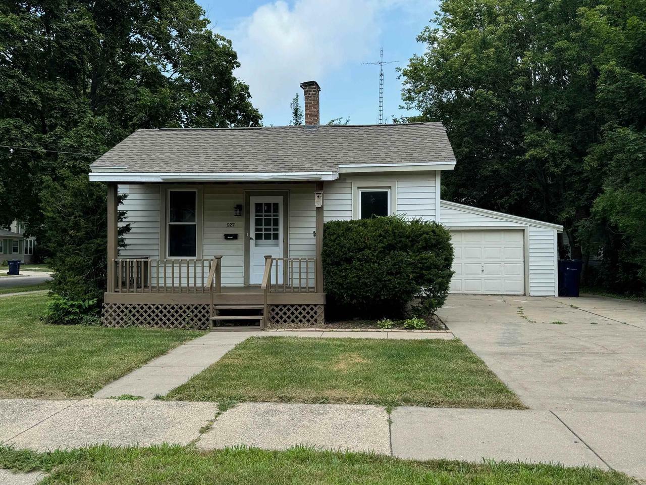 Property Photo:  927 Glen Street  WI 53545 