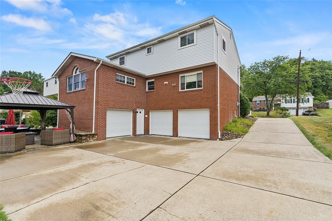 Property Photo:  2717 Wooster Dr  PA 15101 