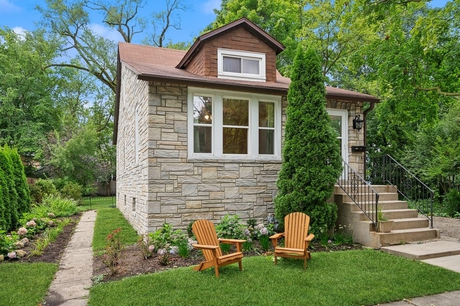 Property Photo:  552 Exmoor Road  IL 60043 