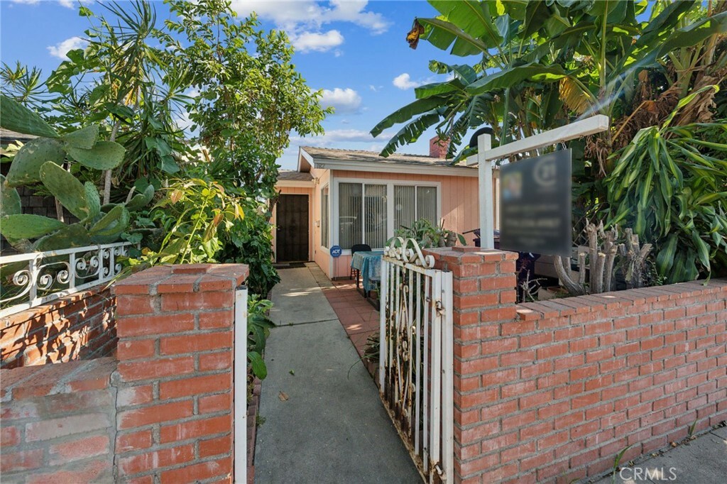 Property Photo:  182 E Louise Street  CA 90805 