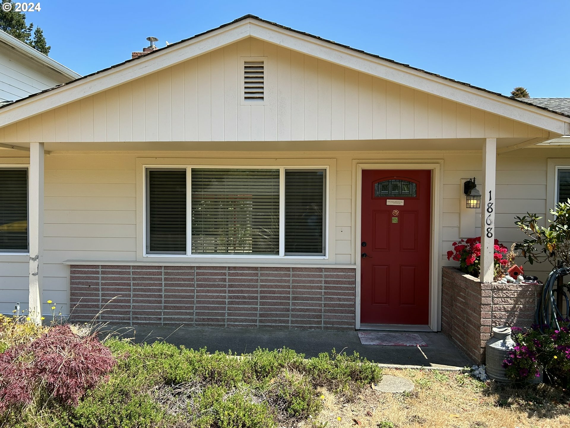 Property Photo:  1868 Tamarack St  OR 97439 