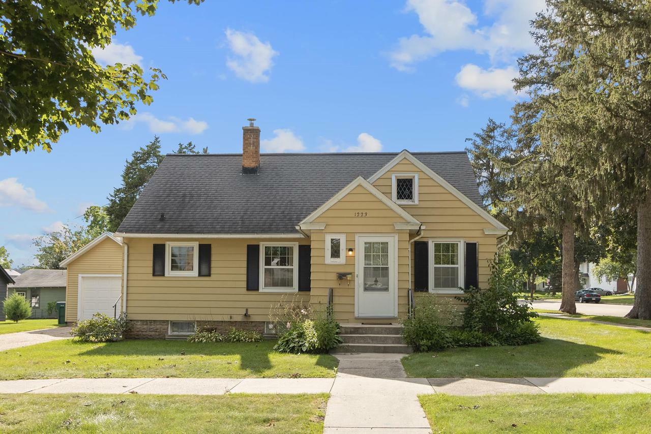 Property Photo:  1223 Warren Street  WI 53913 