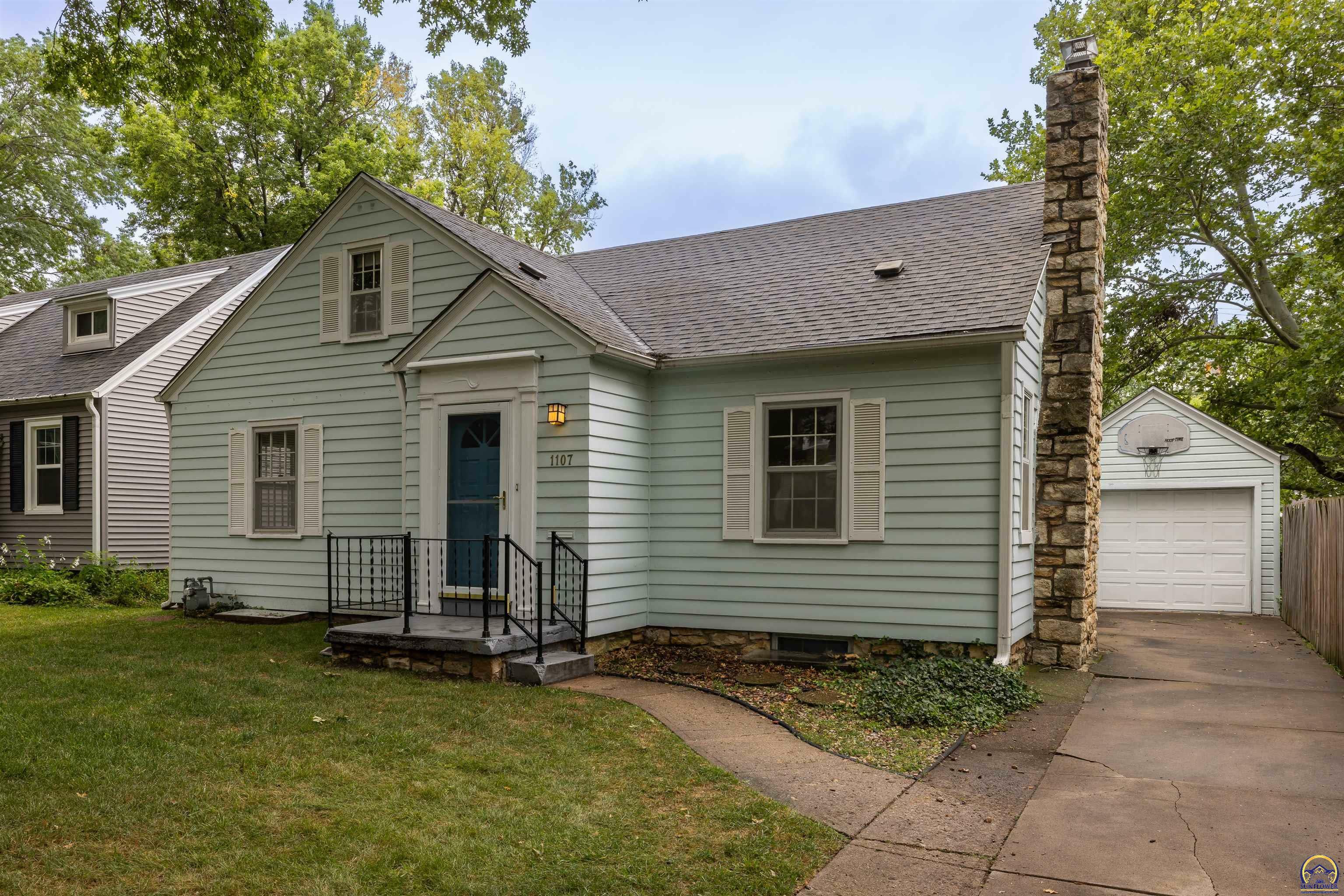 Property Photo:  1107 SW Wayne Ave  KS 66604 